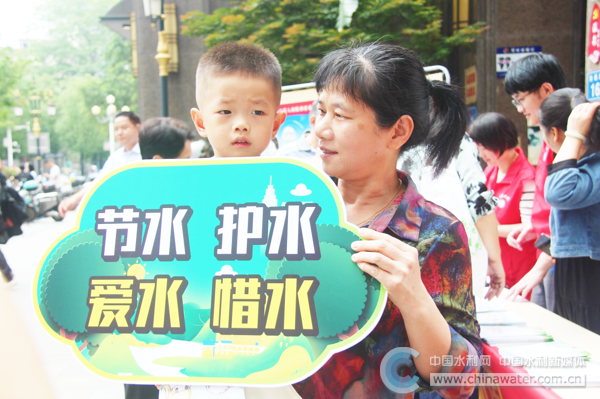 瓊河社區(qū)居民參與節(jié)水治水科普宣傳