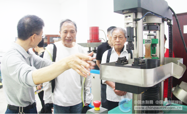 市民群眾參觀科研機構(gòu)實驗室