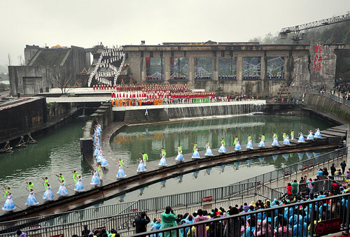 圖為我院學(xué)生參加2011中國都江堰放水節(jié)場景001.jpg